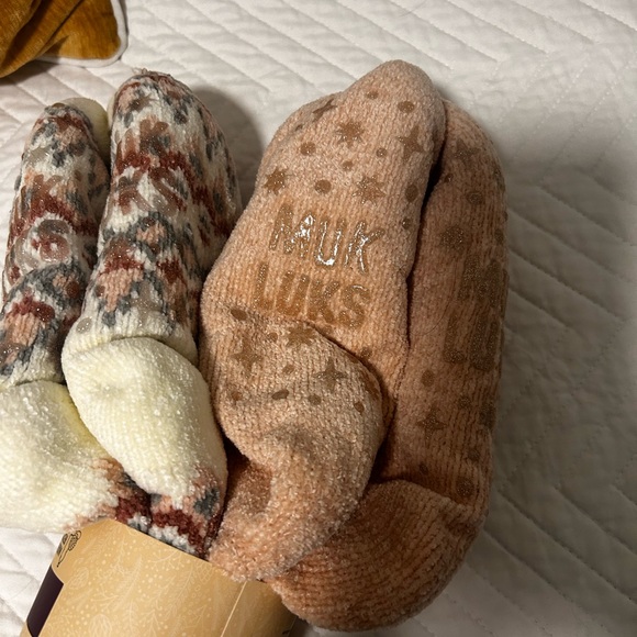 Muk Luks cabin socks, fully lined, grippers, fleece, size small/medium - Picture 4 of 6
